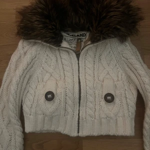 Kofta  - Kort vintage kofta från abercombie&fitch. Kom gärna med prisförslag. Tryck ej på köp nu. 