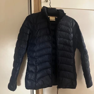 Snygg dolomite jacka - Dolomite dunjacka Övergångsjacka Perfekt till hösten  Sparsamt använd så i mycket fint skick