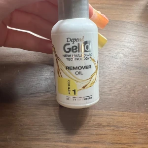 Depend Gel iQ Remover Oil - Depend Gel iQ Remover Oil är en olja för att ta bort gellack. Den tar skonsamt och lätt av gel lack och press on nails. Produkten är använd en gång och säljs eftersom jag bygger mina naglar med hard gel och därav inte har användning av den längre