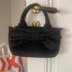 Handväska!!🎀 - En liten väska med  rosett🎀🎀🎀