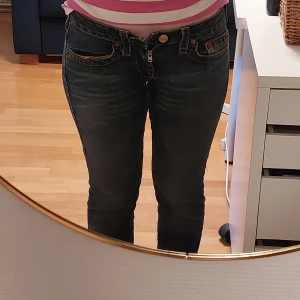 True religion jeans - Ett par true religions jeans som jag köpte här på plick men som va för små. Innerbens längd och midjemått finns på dem 2 sista bilderna ^^ finns hund i hemmet btw, messa mig om frågor o annat <3