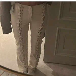 Jeans med snörning - Så fina jeans med snörning i storlek 34💕