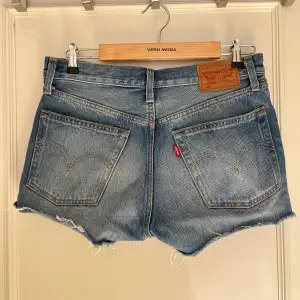 Jättefina Levis shorts som jag köpte på beyond retro. Det står waist L men skulle säga att de sitter som en storlek 36/34