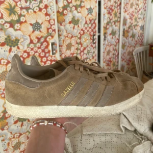 Gazelle - Jättesnygga adidas gazelle skor i jättenajs färg! Inte nyskick men fortfarande väldigt bra❤️❤️ Storlek 39 1/3 