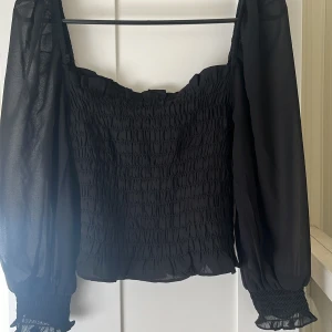 Svart topp - Svart topp från H&M i fint skick! Djur finns i hemmet!