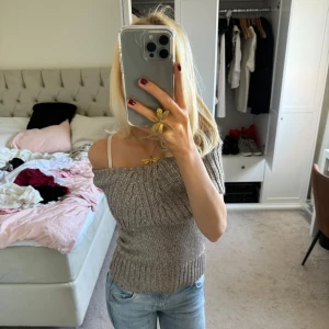 stickad topp - fin off shoulder stickad topp, den är beige brun med smått glitter i. välldigt skön och perfekt till lite kallare väder nu.