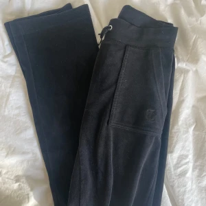 Svarta Juciy Byxor - Svarta Juciy Byxor, sparsamt använda😍 nypris 1200kr