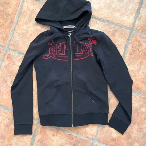 Svart hoddie  - Svart hoddie från replay Sitter som en S Måtten på hoddien är Detta är måtten på den: Body width 46 och body lenghth 59cm