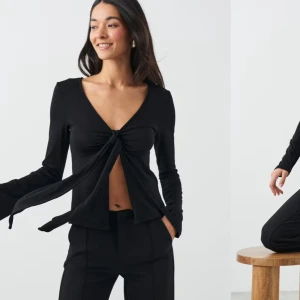 Tie front top - Super snygg topp ifrån gina med knytning framtill. Knappt använd så är i bra skick. Ordinarie pris är 300kr