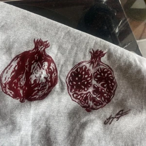 Handmålad granatäpple topp - Skit fin tub tupp/ bandeau topp med hanmålat tryck av ett granatäpple. Skit fin till hösten. Skriv för mer info eller fler bilder💋