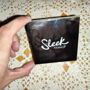 Highlighting Palette Distorted Dreams från Sleek MakeUP - Säljer en superfin highlighting palette från Sleek MakeUP i modellen Distorted Dreams. Paletten innehåller flera skimrande nyanser som ger en magisk glow till ansikte, ögon och läppar. Perfekt för att skapa en drömsk look med sina iriserande och mån