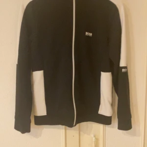 Hoodie  - Säljer en Hugo boss tröja som är för liten för mig den är jätte bra skick.   det är en liten röd prick på tröjan men det är inget man  märker 