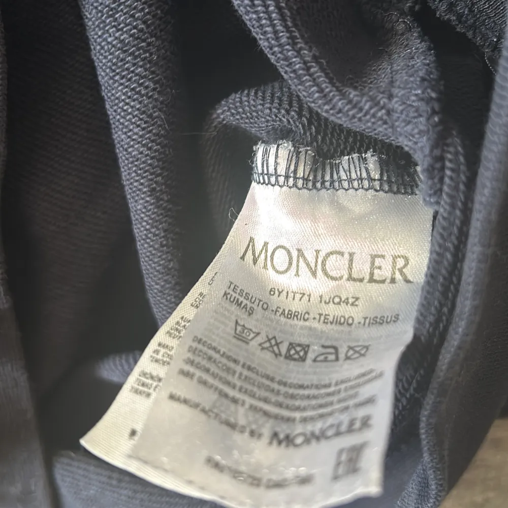 skicka bud!! Fin moncler hoodie. storlek S men passar xs trycket på framsidan är lite skadat men ser ändå fint ut, annars finns det inga problem. Hoodies.