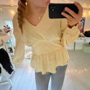Gul Blus - Så sjukt snygg!❤️