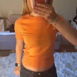 Stickad topp - Orange stickad t shirt i storlek xs🔥❤️säljer för 230kr🥰