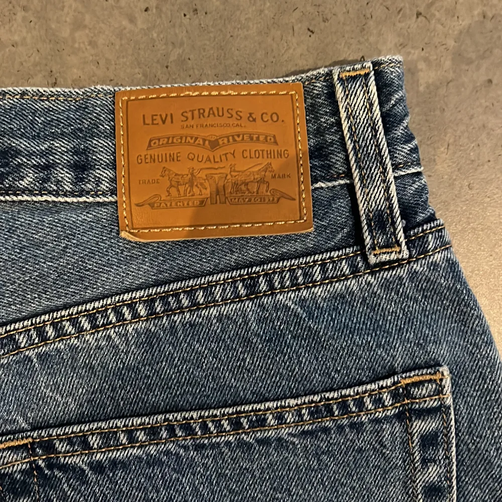 Säljer ett par klassiska Levi's Baggy Dad jeans i ljusblå denim. Jättebra skick då de är sällan andvändna. Nypris 1299 säljer för 249 priset är förhandlingsbart!. Jeans & Byxor.