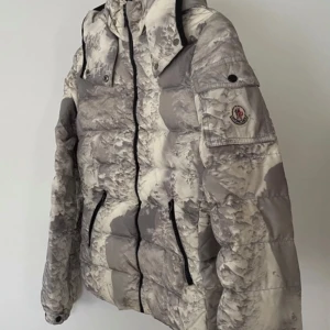 Moncler jacka - Kollar intresset på denna sjukt snygga o coola moncler jackan! Självklart äkta. 💗💗💗💗💗TRYCK INTE PÅ KÖP NU INNAN NI SKRIVIT TILL MIG