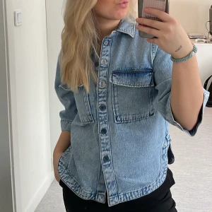 Tröja  - Jeans tröja i storlek Xs passar även mig som brukar ha S i storlek. Använt fåtal gånger så den är som ny. Pris 160💗