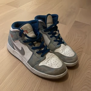 Jordan 1 - Säljer mina jordans nu för dom har blivit för små för mig, bra skick på skorna förutom att dom är lite creesade och lite uppskrapat på sulkanten bak på skon.