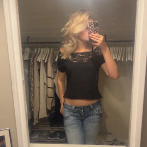 Spets T-shirt  - En svart jätte fin T-shirt med spets 