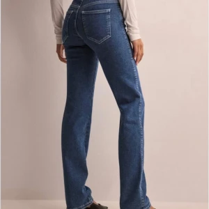 Nya Jeans Dr. Denim - Helt nya jeans köpta på Nelly i modellen ”Lexy Straight” från Dr. Denim.  Säljer då de inte passade mig, modellen är lite strechig i materiallet.  Super fin mörkare färg, perfekt till hösten/vintern.   Strlk M/34