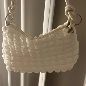 Axelväska  - Vit lite off white vibe väska💗