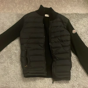 Moncler cardigan  - Hej! Säljer min as feta Moncler Cardigan i strl S. Tags medföljer. Modellen är 176cm och väger 56kg och passar super! Om du har frågor eller funderingar så hör av dig 🤙 Mvh JacobsCloset 