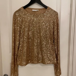 Guldig tröja - Guldig tröja perfekt till nyår eller andra tillfällen✨😍