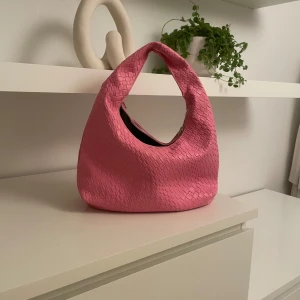 Rosa väska  - Säljer nu denna extremt fina rosa väska. Den är knappt använd, använd under Max 5 tillfällen. Inga tecken på slitage eller defekter.😊💗 Hör av er om ni vill ha fler bilder eller har nån fråga Köpt för 104kr, säljer för 80kr+frakt💸💸