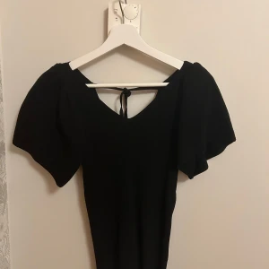 tröja - Endast testad i nyskick. Super fin stickad tröja från only, tvättas självkart innan jag skickar. Hör av er om ni vill ha bild eller någon fråga.