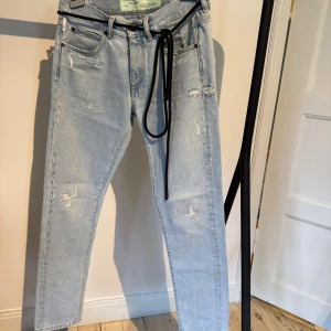 Off White Temperature jeans - Säljer dessa feta off white jeans. Kvitto och tags finns självklart. Köpta från Farfetch.  8.5/10 skick.  Storlek 30 i midjan.