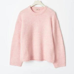 Rosa stickad - Rosa stickad tröja från Gina tricot. Slutsåld på hemsidan. Använd några få gånger. Sätt gärna ihop en bundle!