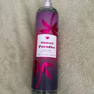 sunset paradise body mist  - har tyvärr aldrig använts  somrig och fräsch doft! 