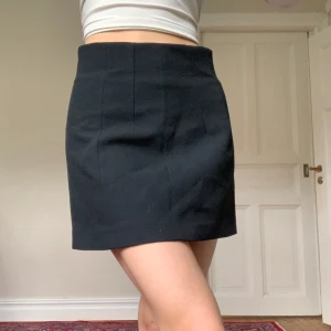 Söt svart minikjol - I storlek s, från zara🫶i bra skick