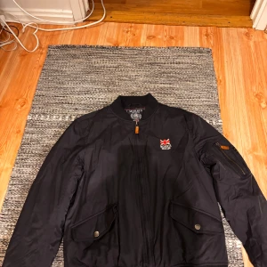 Morris bomberjacka - Hej hej 👋 säljer denna jacka då jag inte använt den och vill att någon annan ska kunna ha möjligheten. Kostar 2400kr nypris och är i storlek L men passar mer som M