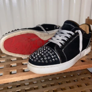 Louboutin - Christian Louboutin skor som är annorlunda men sjukt feta för dig som vill stå ut lite🙂‍↕️Bra skick 8/10 men sulorna är lite smutsiga men går att tvätta bort. Färgen svart med silvrigfärgad nitar, alla nitar sitter kvar . Säljer den för tröttnat på de. 
