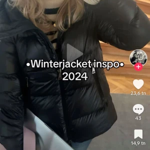 Svart vinterjacka - Nästan helt oanvänd vinterjacka med noll defekter, säljs inte längre och har varit helt slutsåld❤️🙌 Nypris:2000kr