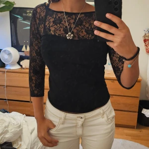 Spets topp - Säljer denna super coola topp med spets detaljer då den inte används, inga defekter!