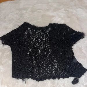 Spetstopp  - Säljer denna svarta spetstoppen från zara i storlek XS/S