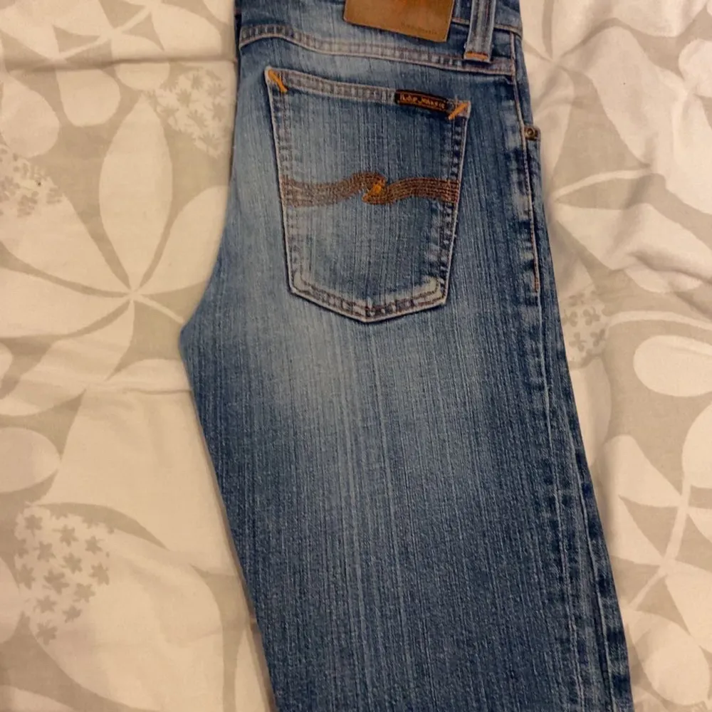 Säljer dessa fräscha jeans från nudie Hör av er vid frågor & funderingar🍀. Jeans & Byxor.