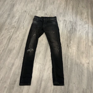 Jack and jones jeans - Tja säljer ett par Jack and jones jeans slim fit. Säljer då dom pga av att dom inte används. Inga fel eller fläckar . De är bara höra av sig ifall ni undrar nått 😁