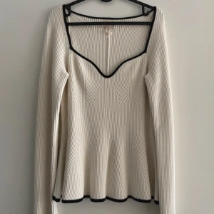 H&M ribbstickad tröja - Det är i storlek M och ordinarie priset är 500kr och Jag har sällan använt den och jag tror inte att den passar mig och den är som ny och priset kan diskuteras