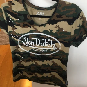 von dutch camo vneck - som titeln säger fråga om mått