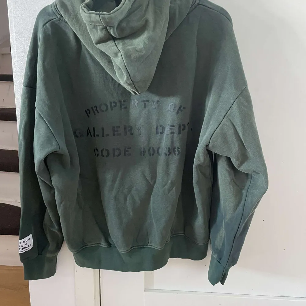 Hej säljer denna sällsynta Lavin hoodie i nytt skick den är knappt använd och har inga deffekter eller annat den är i storlek S och tagsen och det följer såklart med (pris kan diskuteras vid snabb affar). Hoodies.