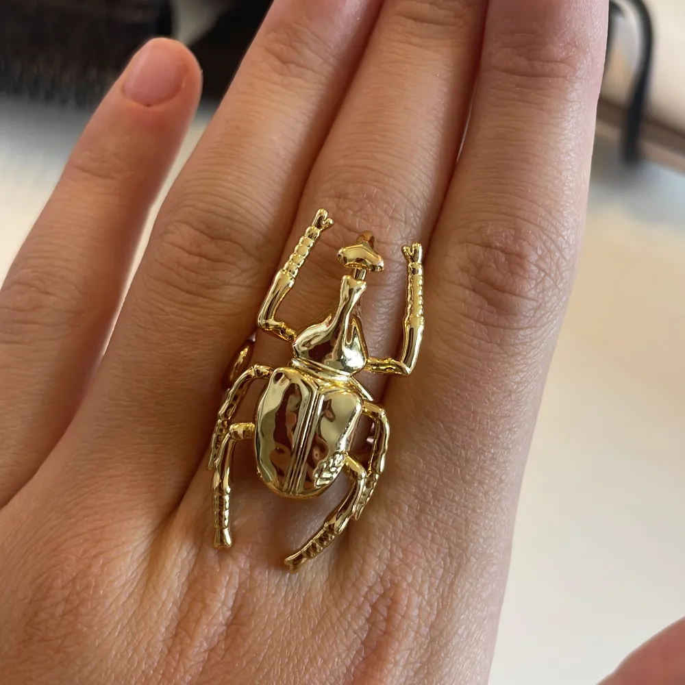 Ring från Ioaku i guld🌟köpte för 700 & säljer för 200kr😃. Accessoarer.