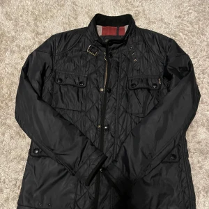 Vintage barbour jacka - Sällsynt och snygg Barbour jacka som inte längre säljs. Använd men i väldigt bra skick! Säger L men passar mer som M. Perfekt till denna höst och tidig vinter!  Om ni vill ha fler bilder eller mått skriv gärna ett meddelande! 