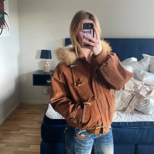 päls jacka - Skitsnygg jacka i mocka och pälsluva. Oerfekt inför vintern🙌