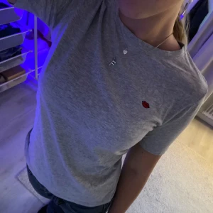 T-shirt  - T-shit från Carin Wester. Använd fåtal gånger.  Säljs då den inte kommer till användning. Kontakta via dm ifall du har frågor eller vill ha mer bilder🩷