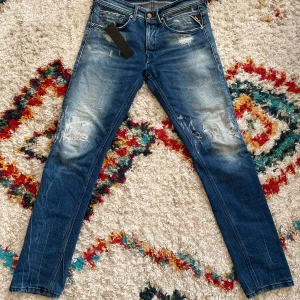 Replay Jeans  - Säljer dessa stilrena Replay jeans, då dom är en anning för långa för mig, aldrig använda skick 10/10. Frågor eller funderingar? Hör av er!