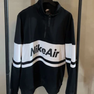 Nike Air Zip tröja - Bra skick på tröjan Medium men ganska stor passform så passar även L